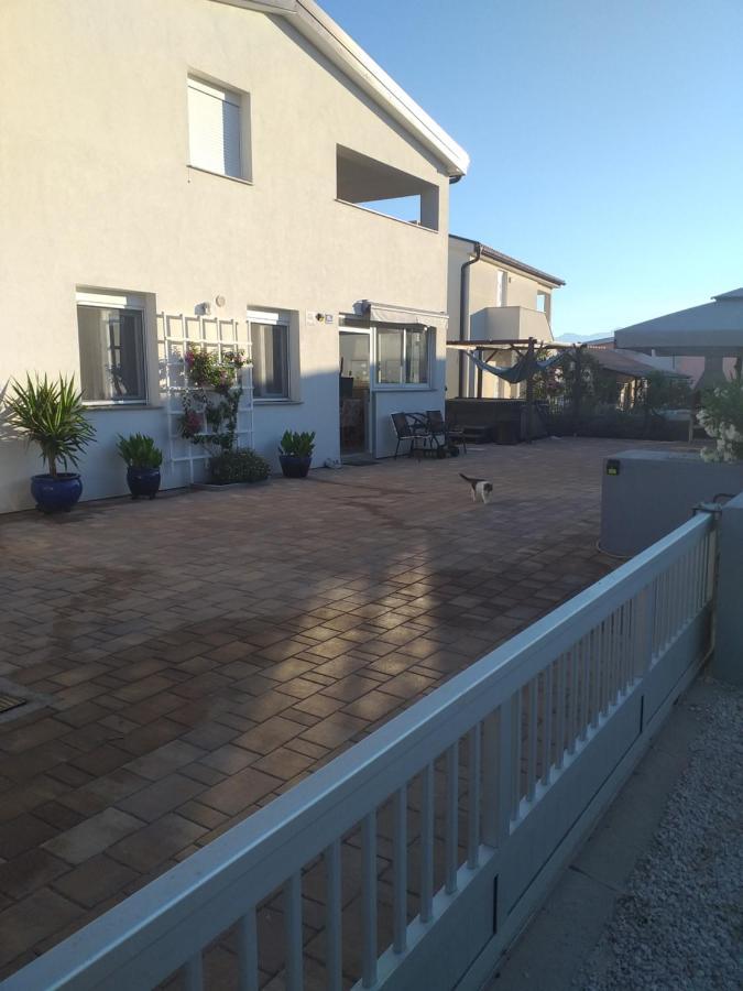 Apartment Dvorak Vir Exteriör bild